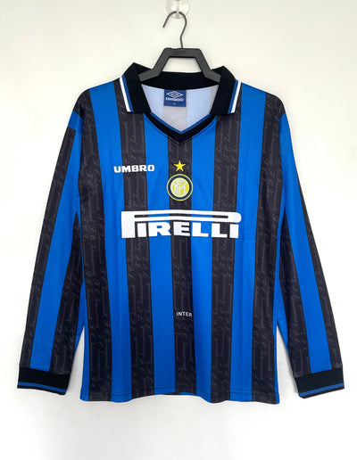 Camiseta Inter de Milan 1997-1998 Home de Umbro con franjas negras y azules, patrocinio Pirelli, y escudo bordado.