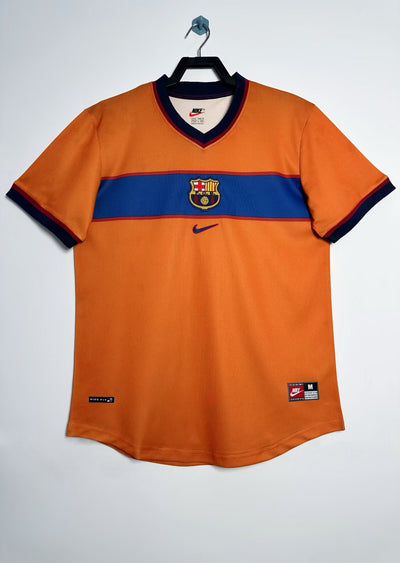 Camiseta FC Barcelona 2001-2002 Away Nike en color naranja con franja azulgrana, escudo bordado, diseño retro.