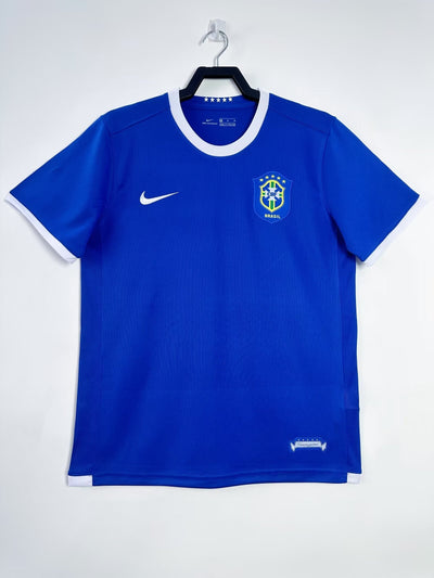 Camiseta Retro Brasil Azul 1998, edición histórica de Nike, con diseño clásico y tejido de calidad.