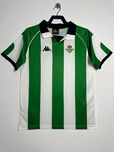 Camiseta Retro Real Betis 2001, franjas verdes y blancas, cuello polo negro, escudo bordado, marca Kappa.