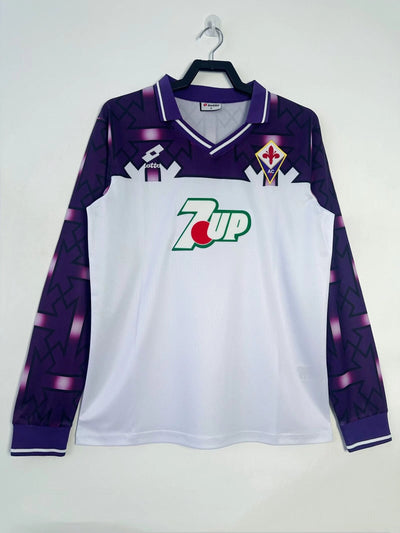 Retro Fiorentina 1992-1993 away shirt, long sleeves, 7UP sponsor, geometric sleeve design, white with purple details.